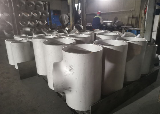 Le bout TP304 sans couture a soudé le montage de tuyau égal de pièce en t de 110mm verni