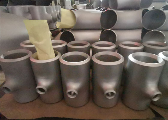 Le bout TP304 sans couture a soudé le montage de tuyau égal de pièce en t de 110mm verni